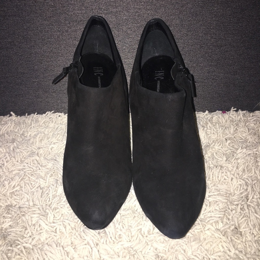 Black heeled booties!